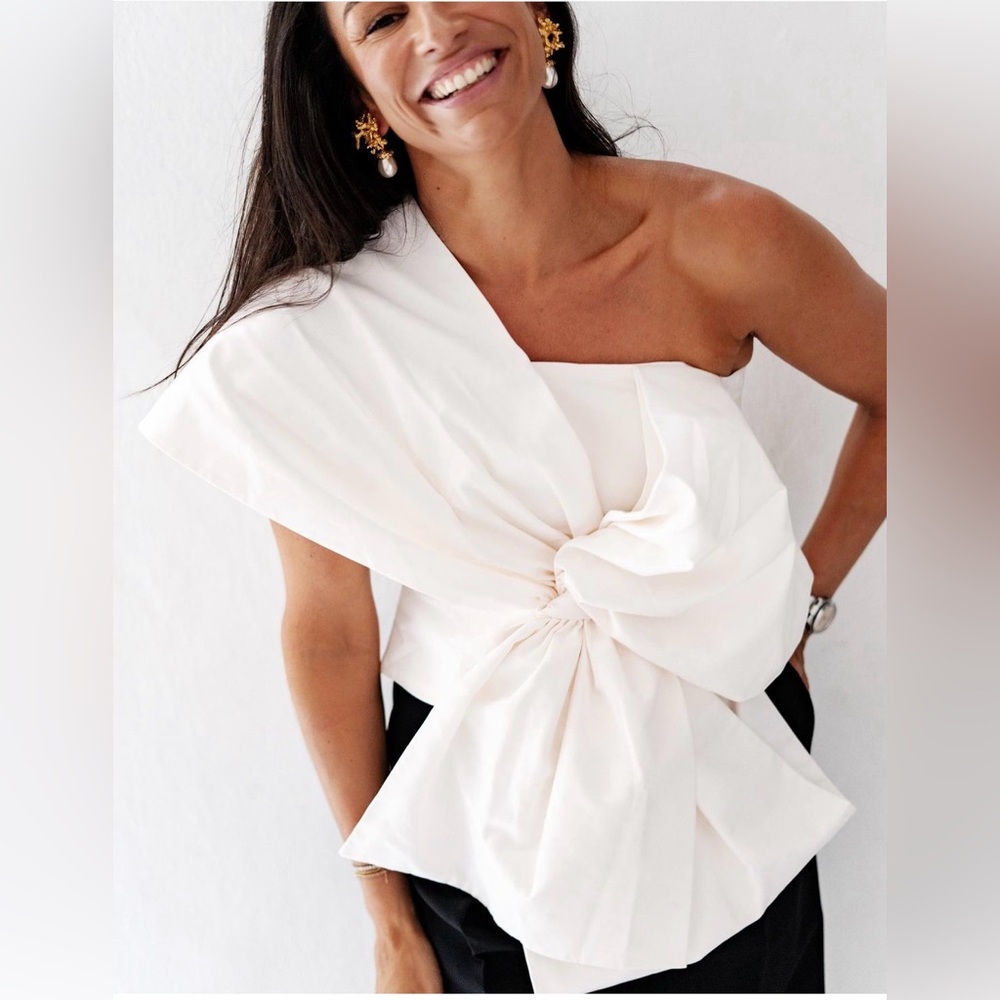 New stunning bow front top